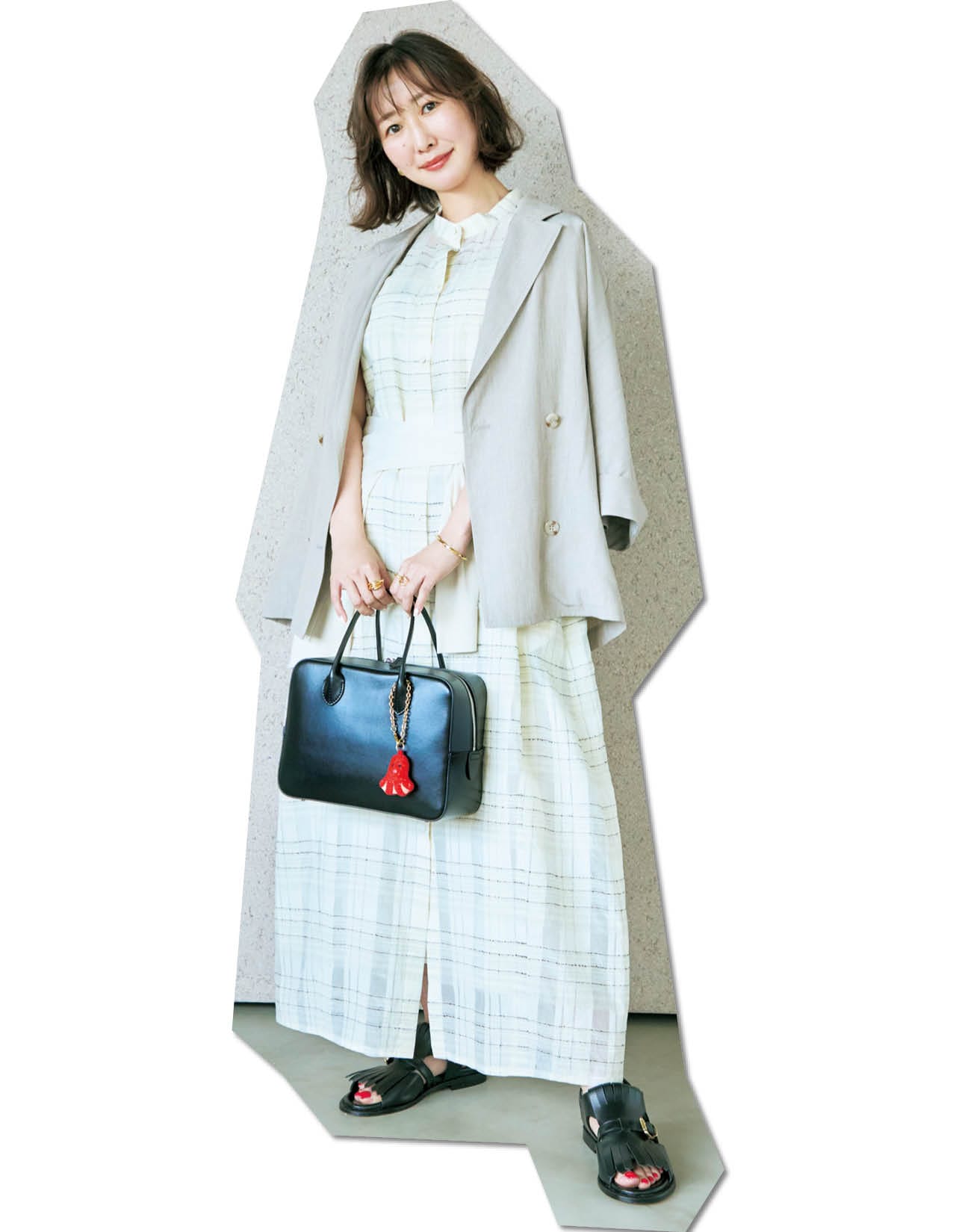岸本鮎佳さん・ジャケット¥23100/アバハウスインターナショナル オンラインストア(ルージュ・ヴィフ アンナ) ワンピース¥63800/プレインピープル青山(プレインピープル) 腰に巻いたカーディガン¥14960/フランドルカスタマーサービス(デイバイデイ イッツインターナショナル) ピアス¥14740(チビ・ジュエルズ)・ダブルフィンガーリング(左手)¥11220(エムシー・スタジオ)/ズットホリック バングル¥26400・リング(右手)¥22000/ココシュニック(ココシュニック オンキッチュ)