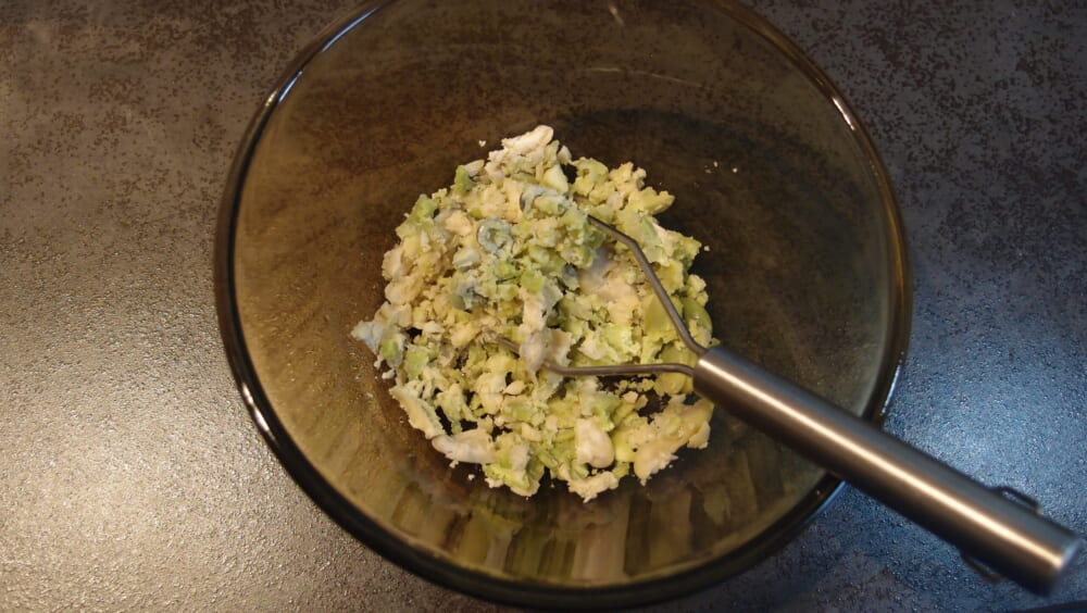 「豆板醤」作り 混ぜる様子