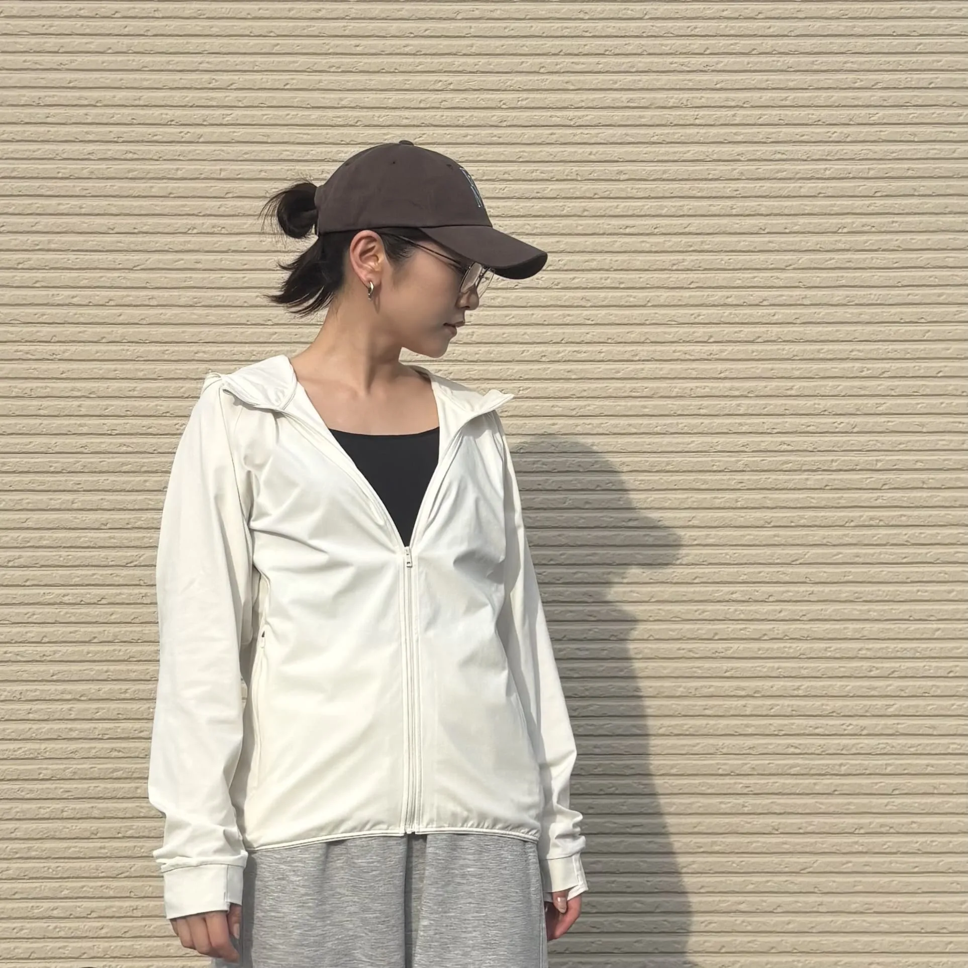 ユニクロ「ドライEXUVカットフルジップパーカ」のコーデ