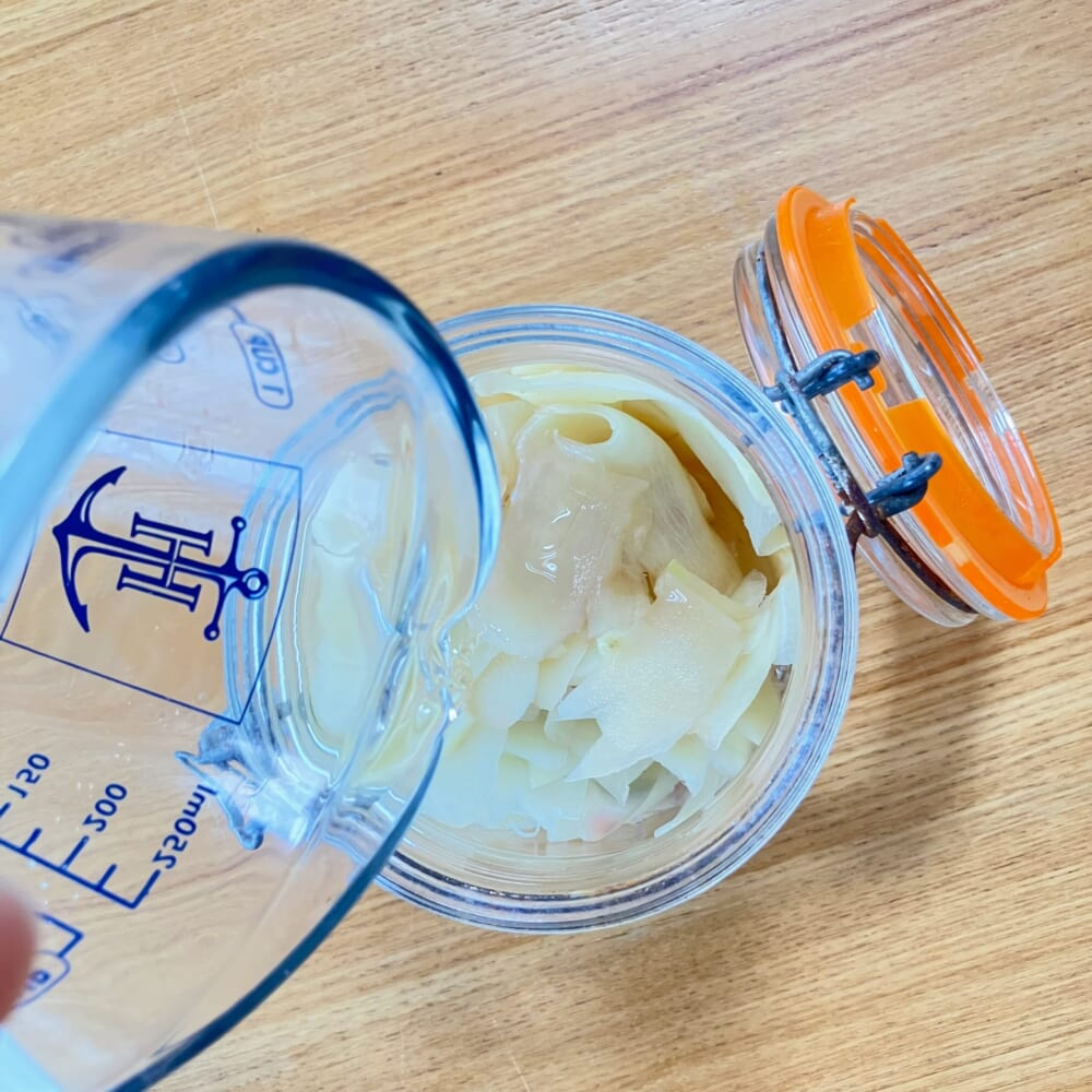 「新生姜の甘酢漬け」作り 調味料を新生姜に回しかける