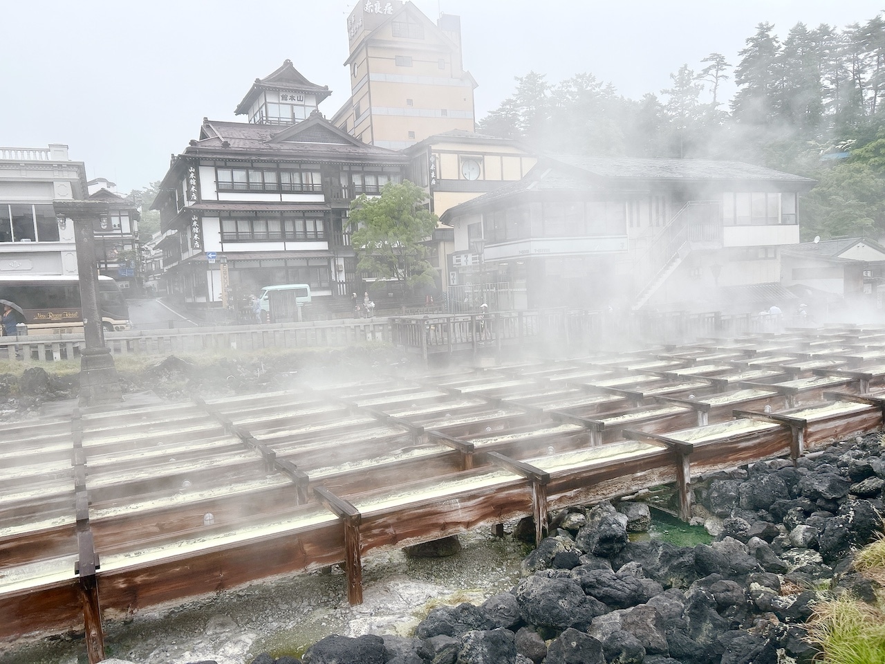 草津の湯畑を横から撮影