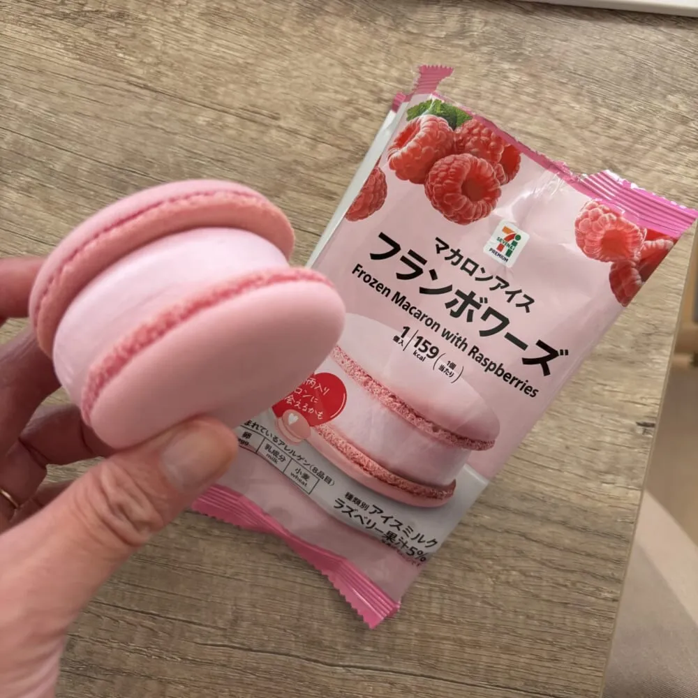 セブンイレブン「マカロンアイス フランボワーズ」パッケージと中身
