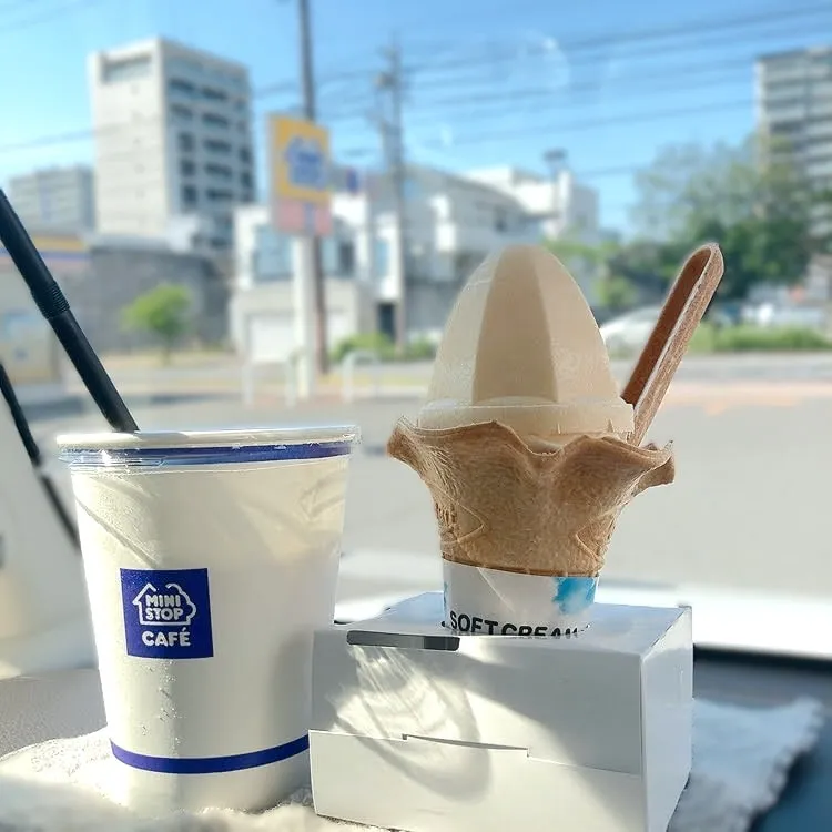 ミニストップ「北海道ミルクソフト」とアイスコーヒー