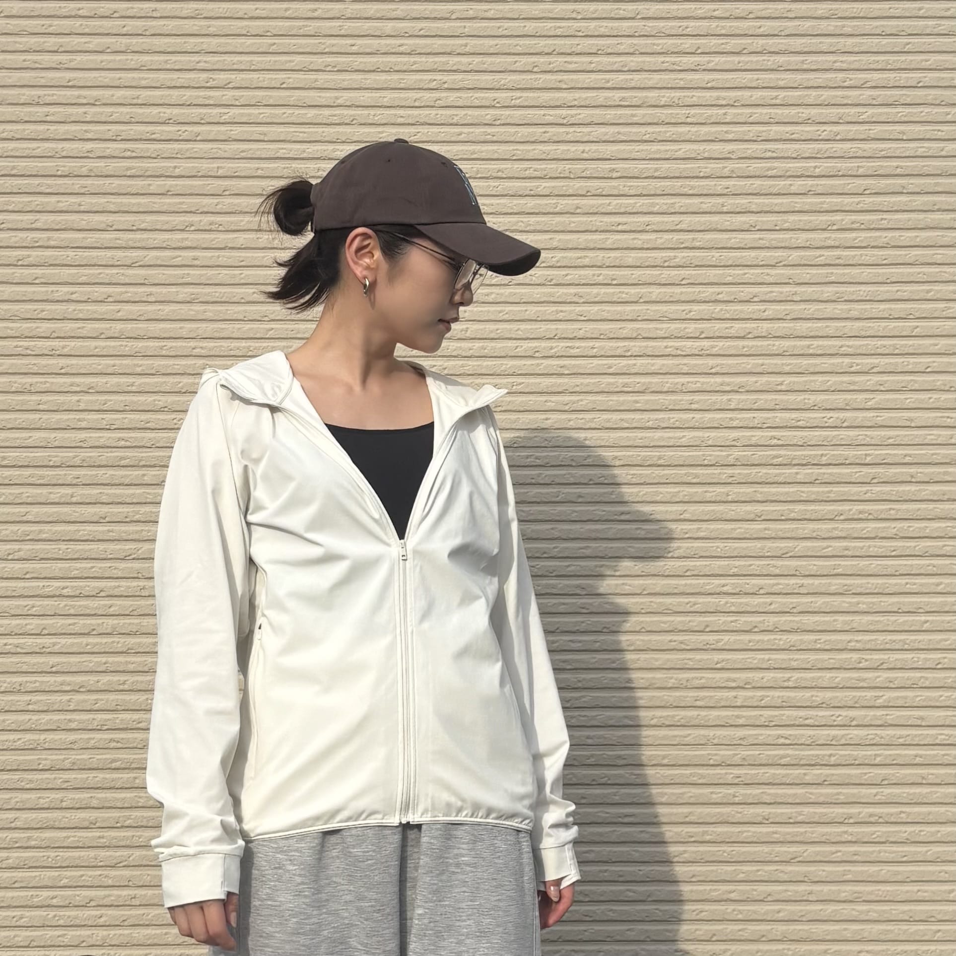 ユニクロ MEN ドライEXUVカットフルジップパーカ 01 OFF WHITE 着用