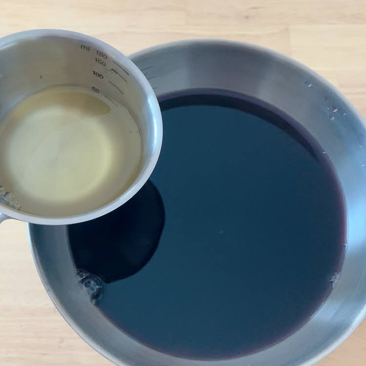 砂糖とりんご酢を入れる