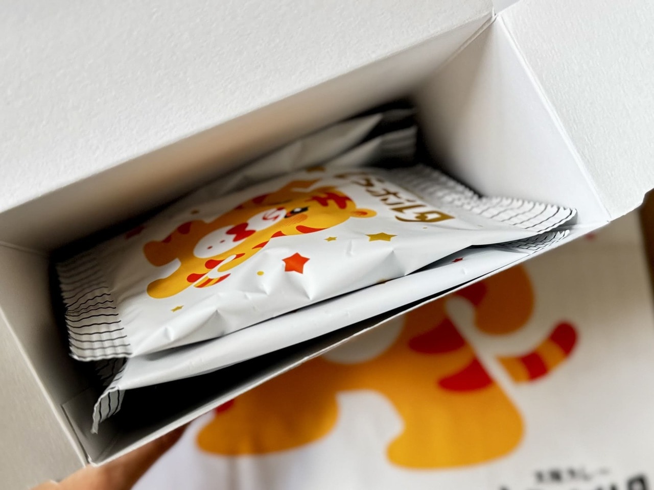 新大阪お土産おすすめ【OKINI菓子工房】大阪カレーとらボルタ 5袋入り個包装の様子