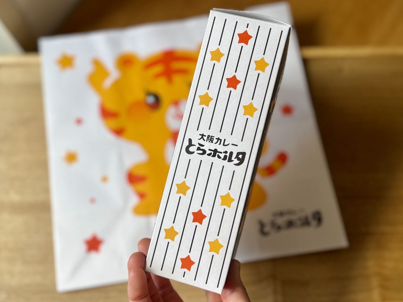 新大阪お土産おすすめ【OKINI菓子工房】大阪カレーとらボルタ 5袋入りパッケージ側面