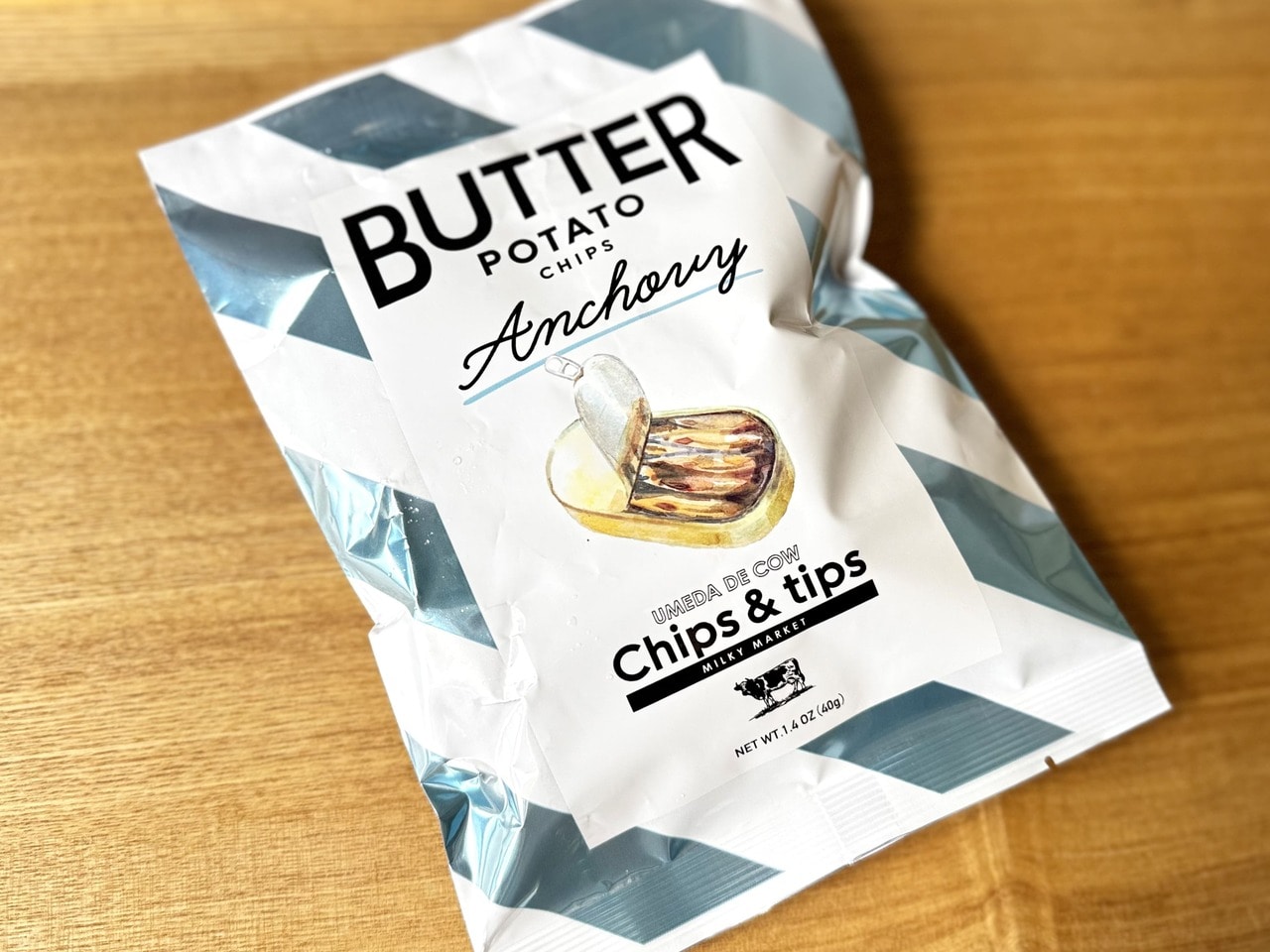 新大阪おすすめ土産「UMEDA DE COW - Chips&tips(チップス&チップス)」「アンチョビバターポテトチップス」パッケージ