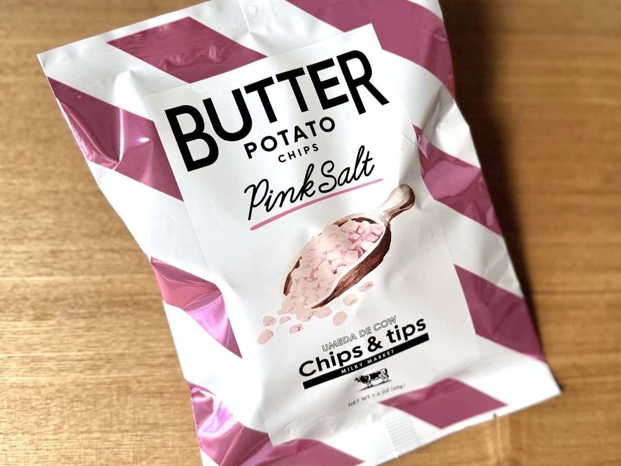 新大阪おすすめ土産「UMEDA DE COW - Chips&tips(チップス&チップス)」「ピンクソルトバターポテトチップス」パッケージ