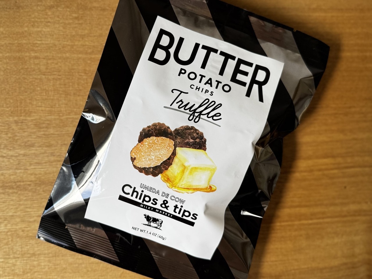 新大阪おすすめ土産「UMEDA DE COW - Chips&tips(チップス&チップス)」「トリュフバターポテトチップス」パッケージ