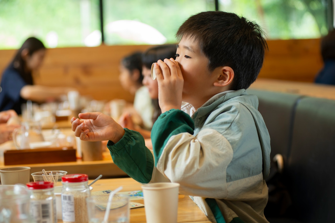 だしをベースにしたスープの味わいを堪能する子ども