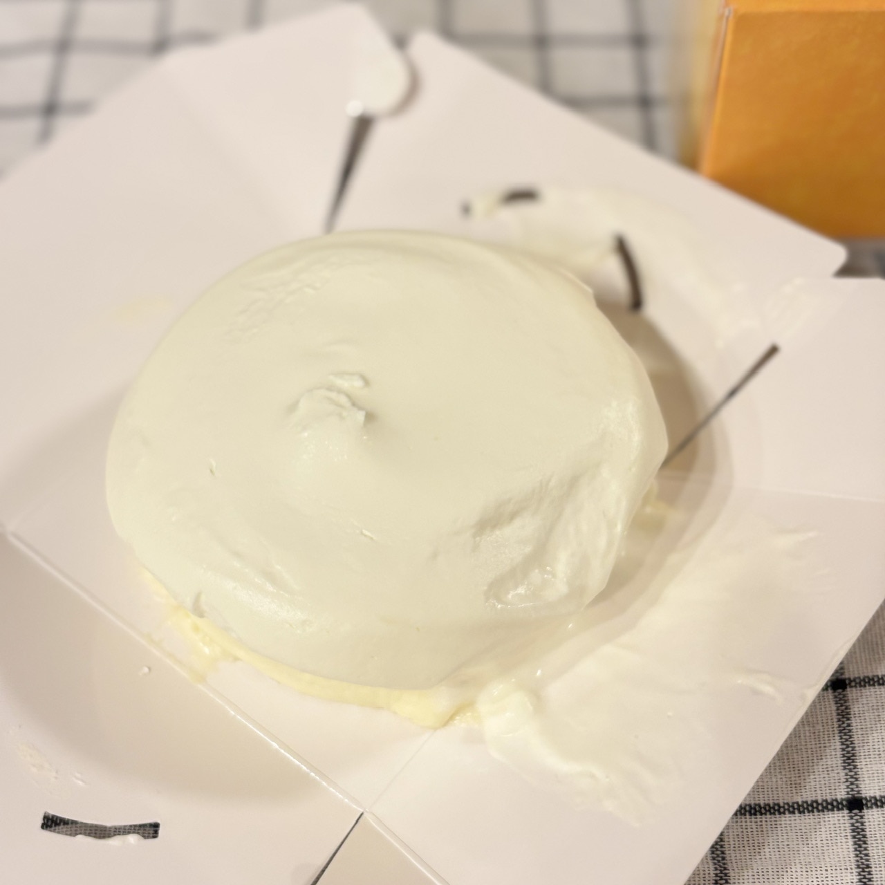 きのとやの極上牛乳ソフトのクリームチーズケーキを箱から出したところ