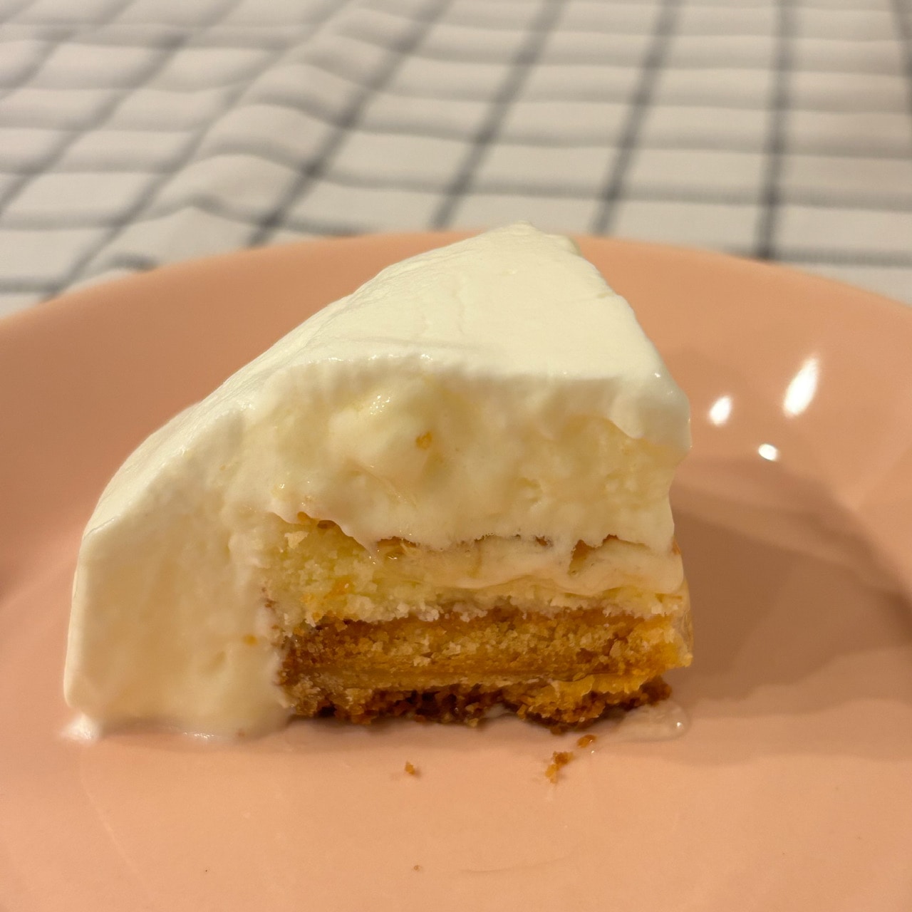 きのとやの極上牛乳ソフトのクリームチーズケーキをカットした断面