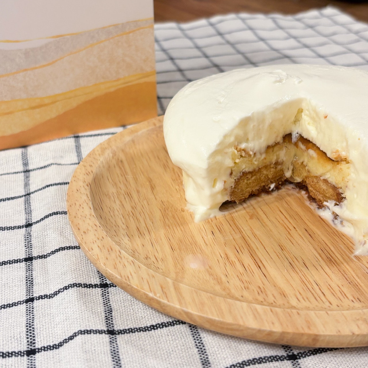 きのとやの極上牛乳ソフトのクリームチーズケーキの箱と断面