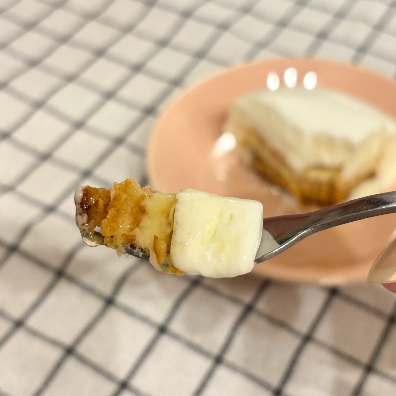 きのとやの極上牛乳ソフトのクリームチーズケーキをフォークですくったところ