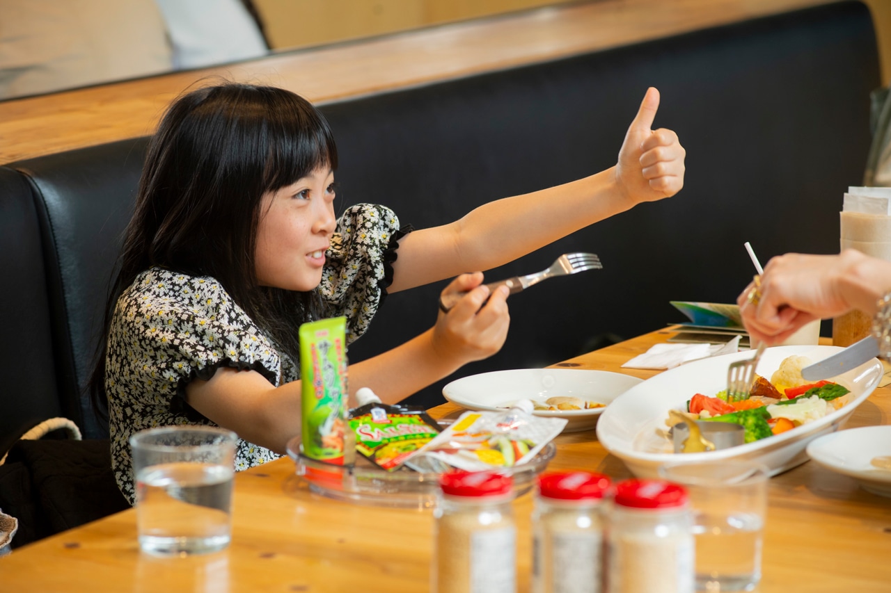 「おいしい〜！」とママにグッドサインをママにアピールするNo.036ちゅーこさんの娘さん。
