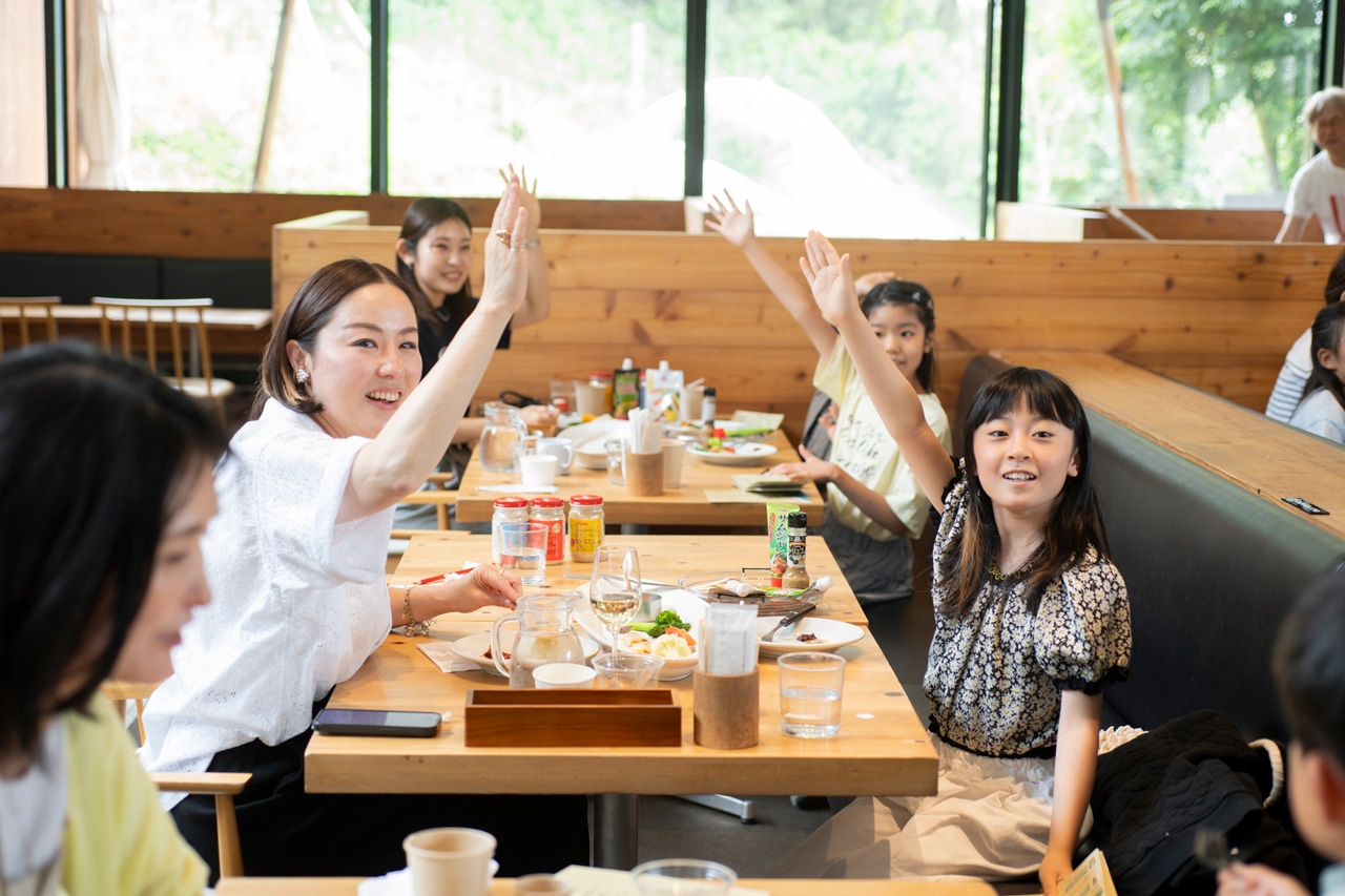 ユウキ食品のイベント『ミカクのぼうけん　〜かけて、たべて、世界を旅しよう』に参加するLEE100人隊親子