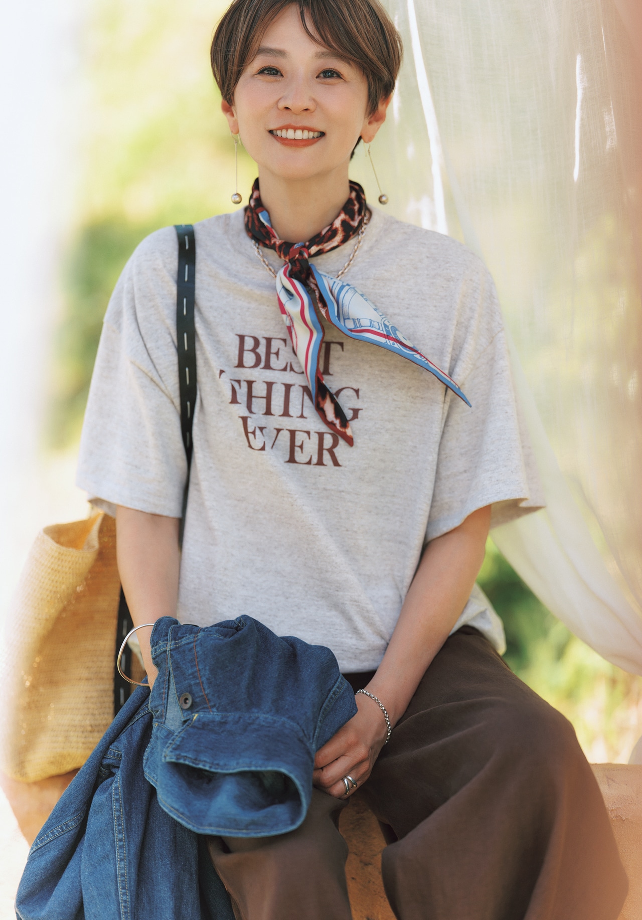 五明祐子さんの20th Anniv. LEE DAYS限定 manipuri(マニプリ)【五明祐子さんコラボ】三角スカーフと20th Anniv. LEE DAYS限定 Americana(アメリカーナ)【洗える】【五明祐子さんコラボ】NEWロゴTシャツのコーデ