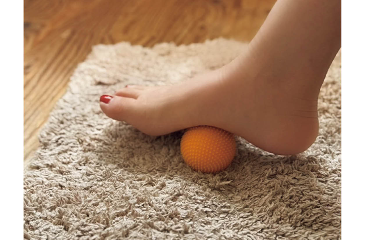 ボールを使って自宅でストレッチ