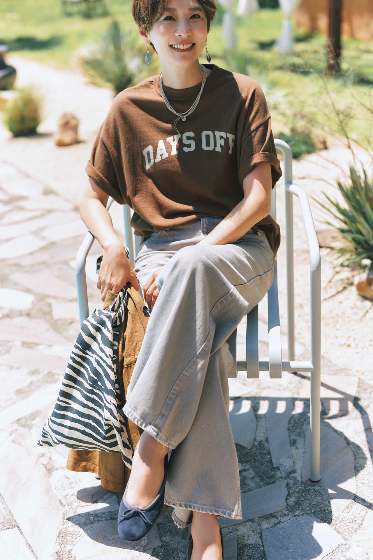 五明祐子さんの20th Anniv. LEE DAYS限定 Americana(アメリカーナ)【洗える】【五明祐子さんコラボ】ロゴTシャツと20th Anniv. LEE DAYS限定 porselli(ポルセリ)【五明祐子さんコラボ】バレエシューズのコーデ