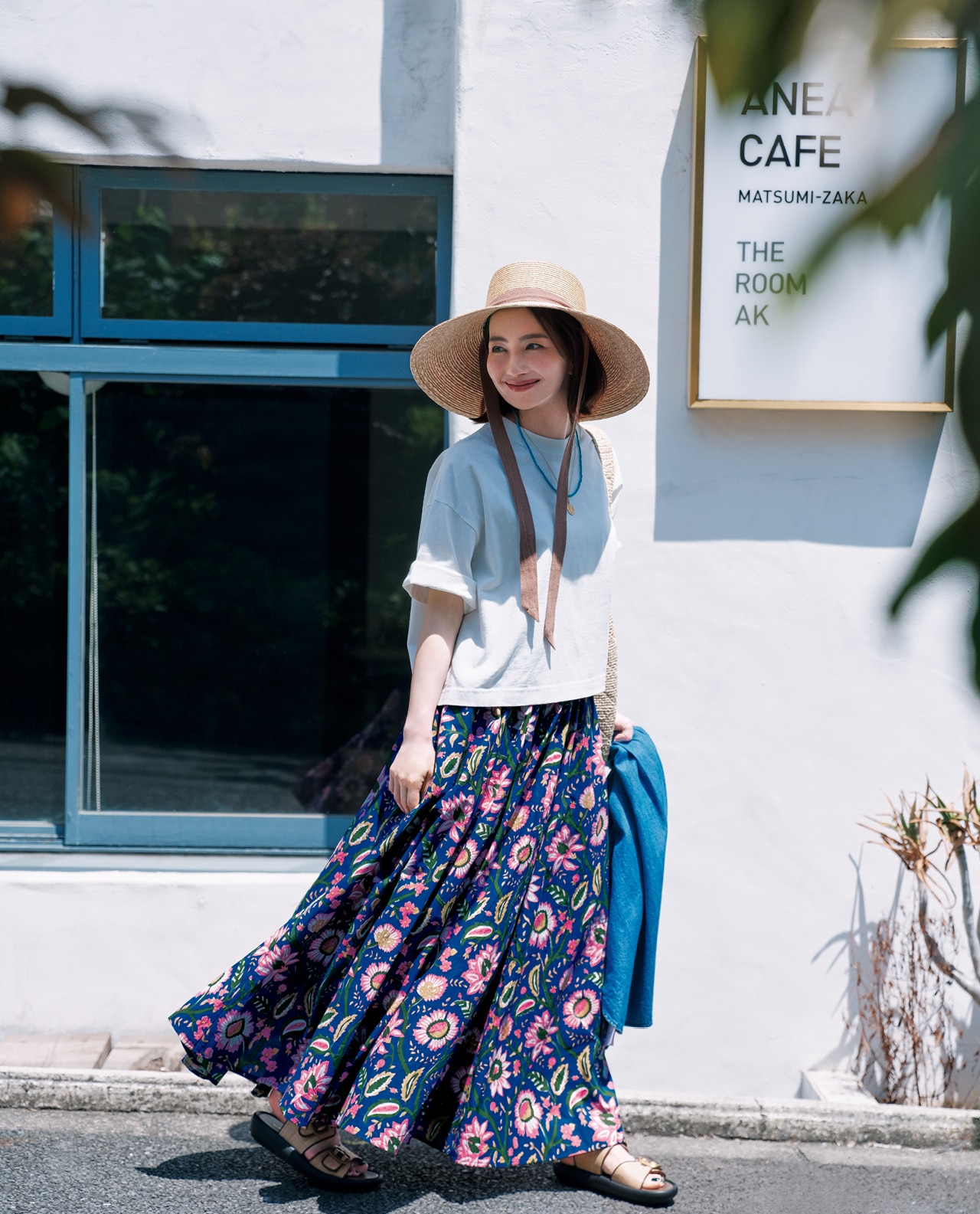 辻元舞さんの12closet（トゥエルブクローゼット）【洗える】大人に似合う・巾着付き USAコットンワイドTシャツ＆ノースリーブTシャツと12closet（トゥエルブクローゼット）【洗える】インドコットンプリントスカートのコーデ