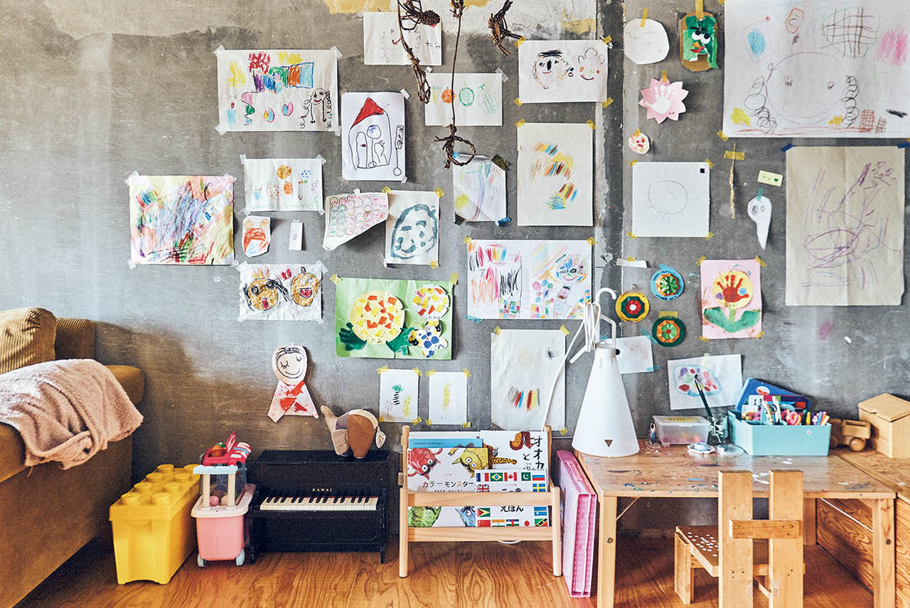 子どもの作品はしまい込まず、壁いっぱいをギャラリーに