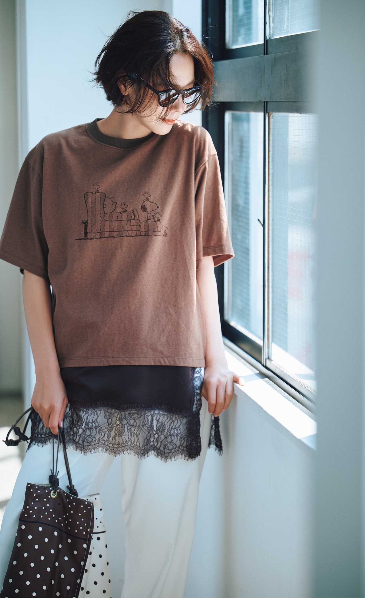 浅見れいなさんの20th Anniv. LEE限定 Americana(アメリカーナ)【洗える】【LEEマルシェ20th別注】SNOOPY プリントTシャツ ブラウンのコーデ