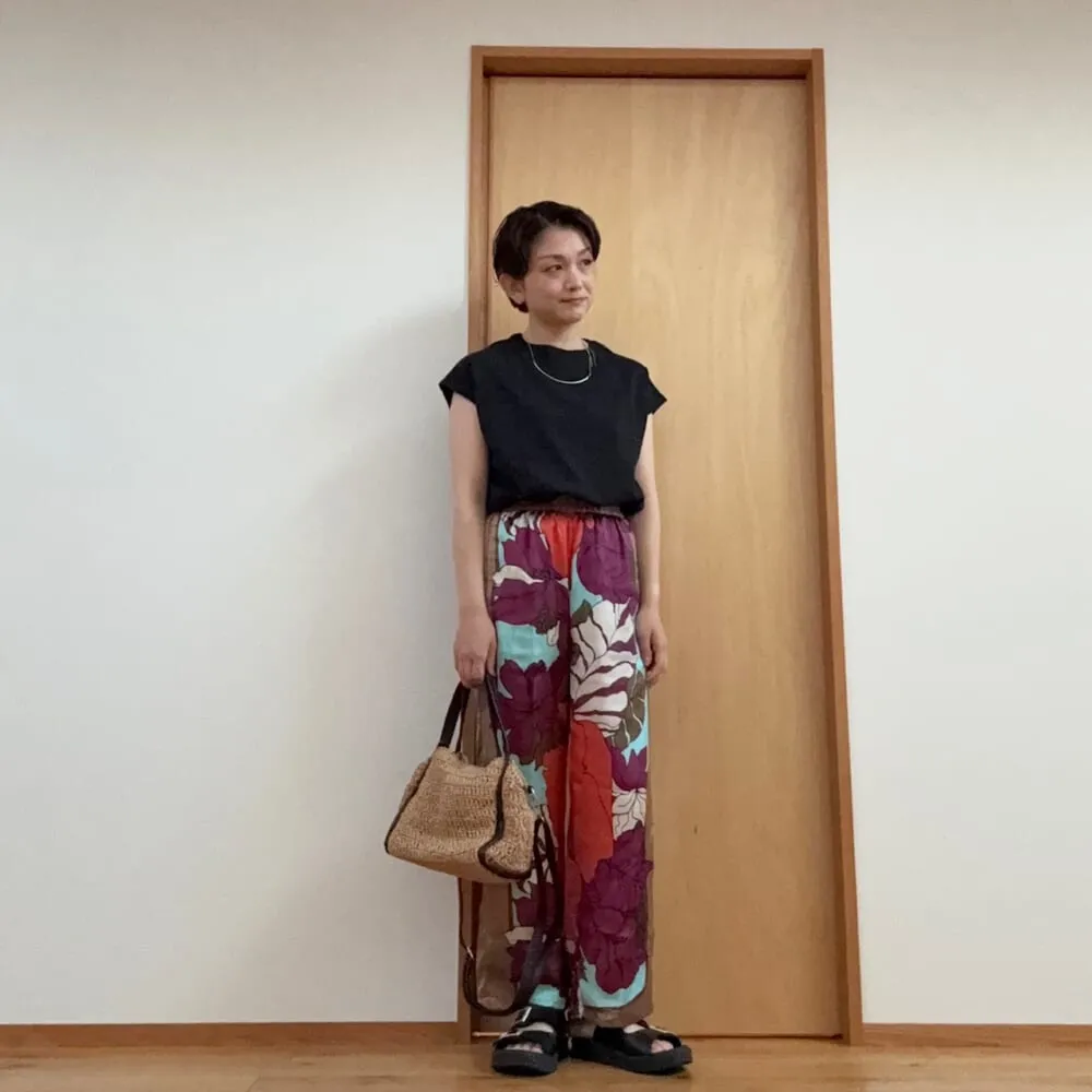 12closet 黒のUSAコットンフレンチスリーブTシャツに柄パンツを合わせたコーデ
