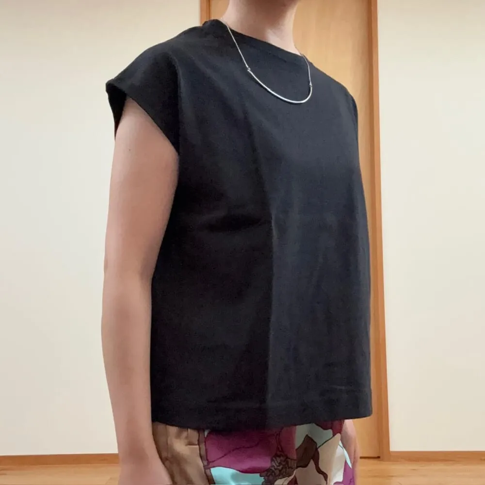 12closet 黒のUSAコットンフレンチスリーブTシャツをアウトで着た丈感