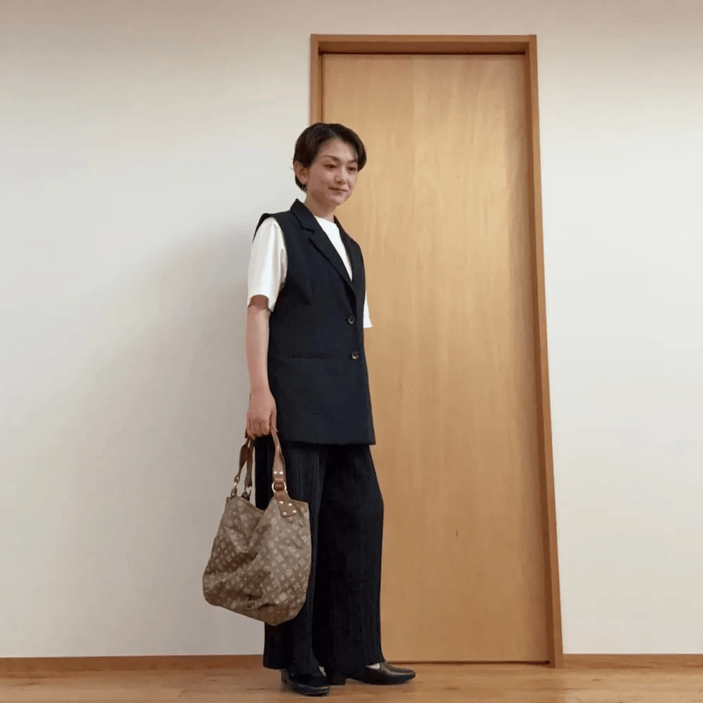 12closet 白のUSAコットンクルーネックTシャツに黒のロングジレとワイドパンツを合わせた仕事コーデ