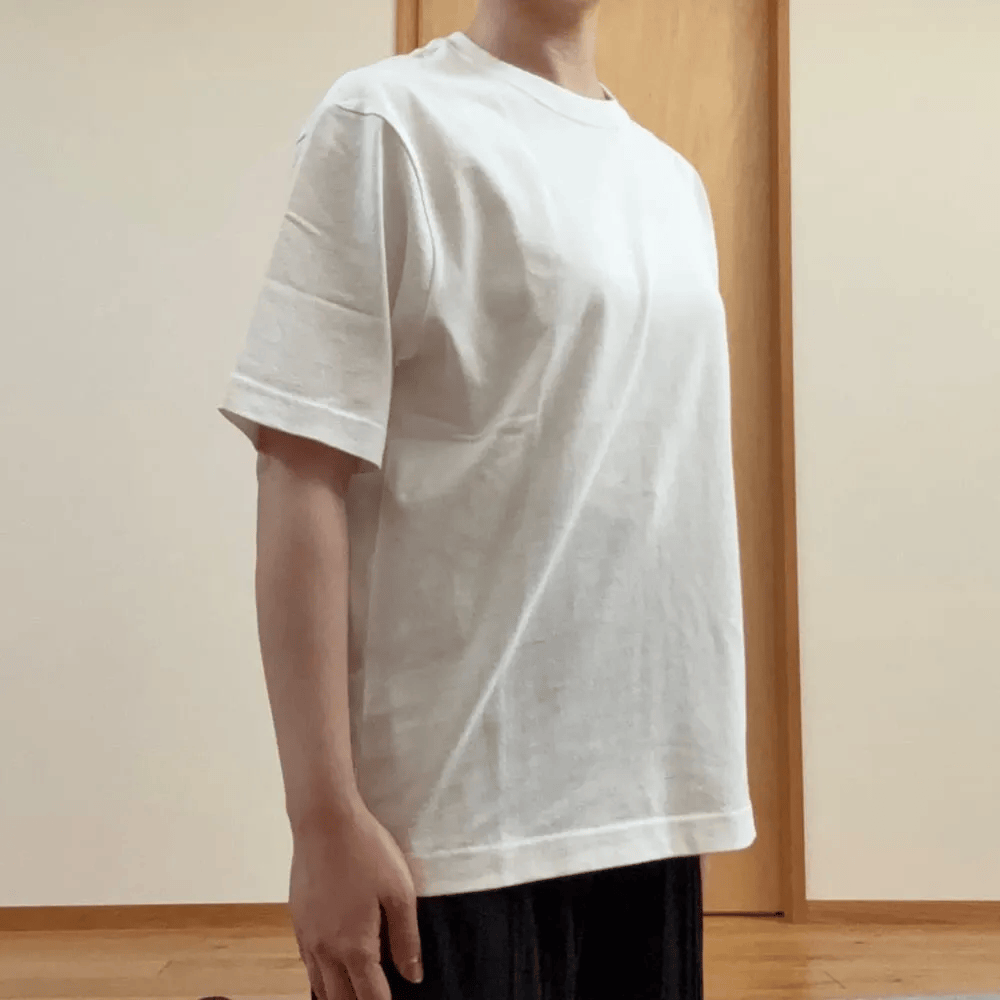 12closet 白のUSAコットンクルーネックTシャツをアウトで着た丈感