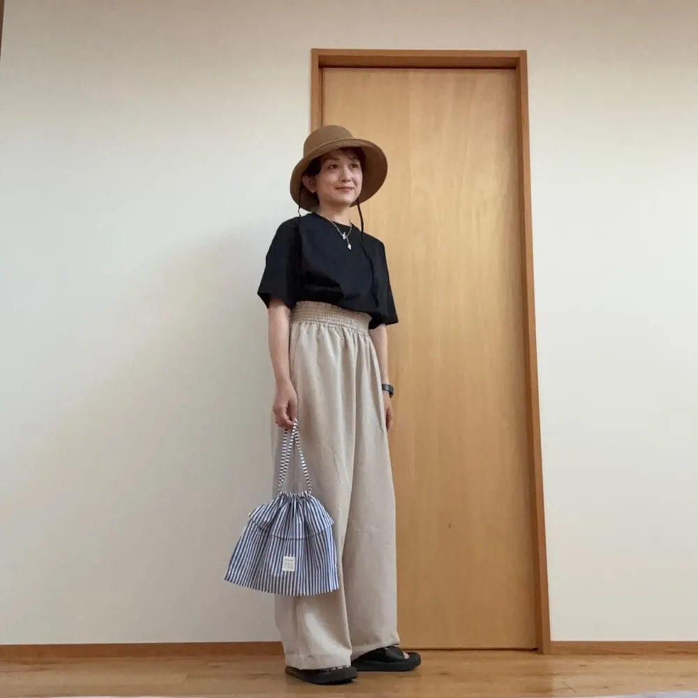12closet 黒のUSAコットンクルーネックTシャツにベージュのワイドパンツとハットを合わせた休日コーデ