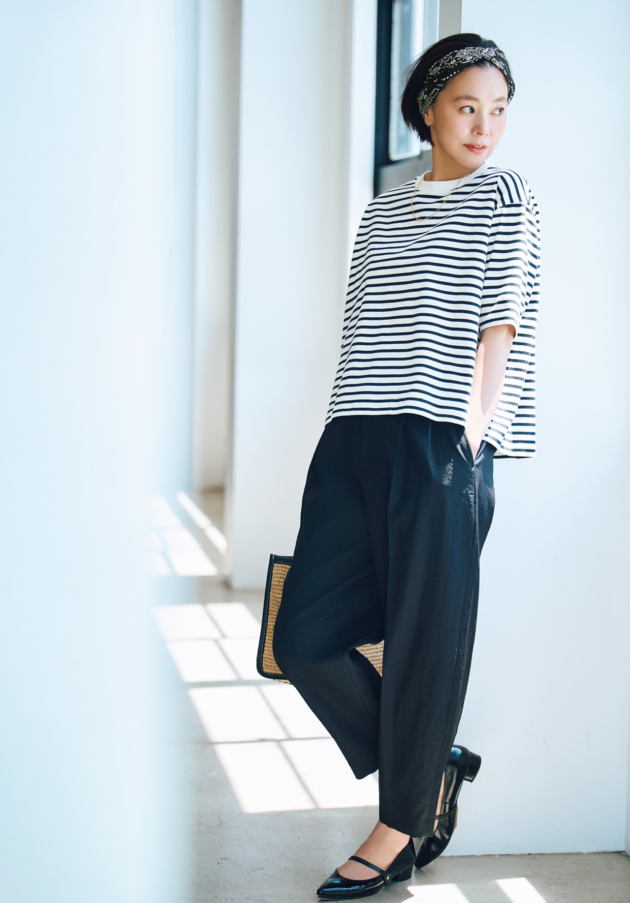 浅見れいなさんの12closet（トゥエルブクローゼット）【洗える】後ろタックフレアTのコーデ 正面全身ショット