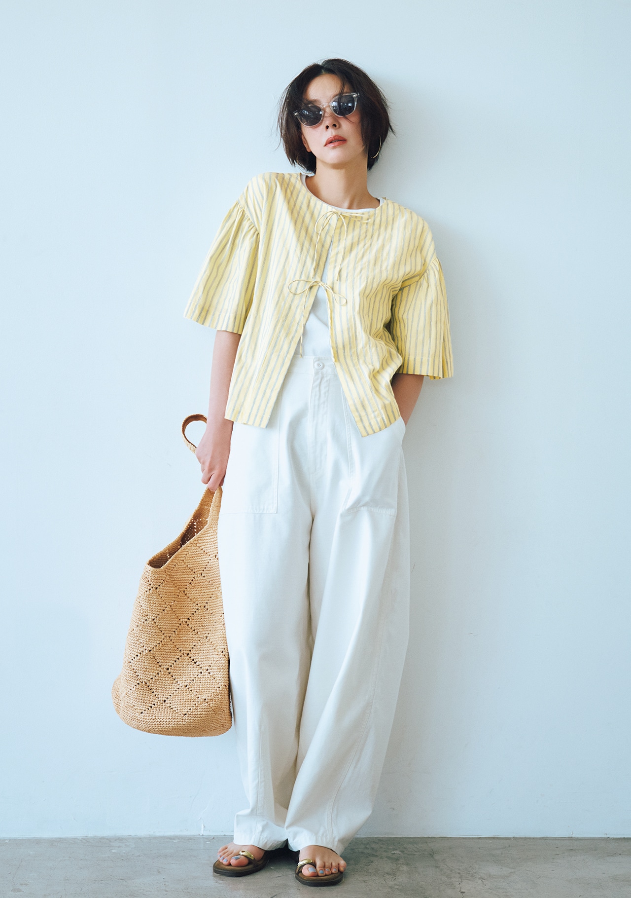 浅見れいなさんの12closet（トゥエルブクローゼット）【洗える】前後2WAYストライプブラウスのコーデ リボンデザインを前にした全身ショット