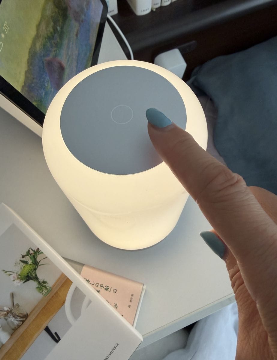 本体上部の金属エリアをタッチ操作するだけでオンオフのほか、無段階の調光もできます