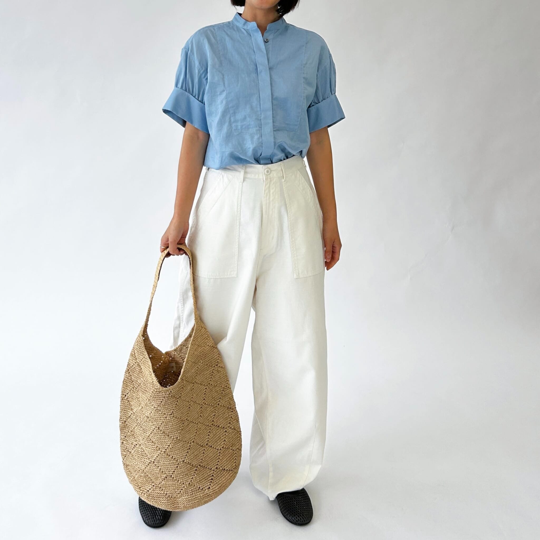 LEE100人隊のコーデ：MY WEAKNESS/Emma（半袖シアーシャツ）・12closet/石上美津江さんコラボ カーヴィパンツ・IVAHONA/ワンショルダーバッグ