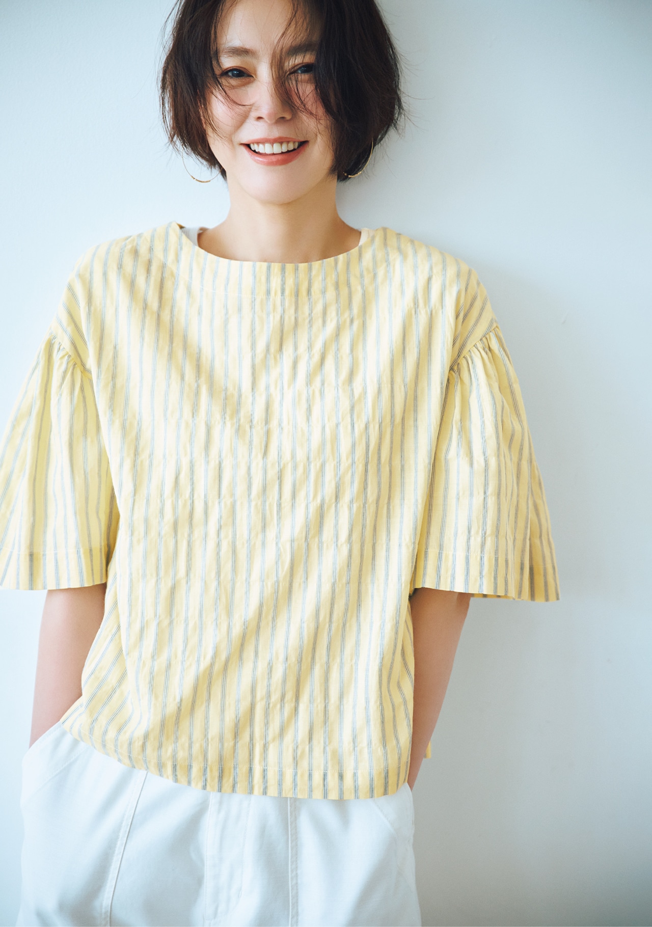 浅見れいなさんの12closet（トゥエルブクローゼット）【洗える】前後2WAYストライプブラウスのコーデ クルーネックを前にしたウエストショット