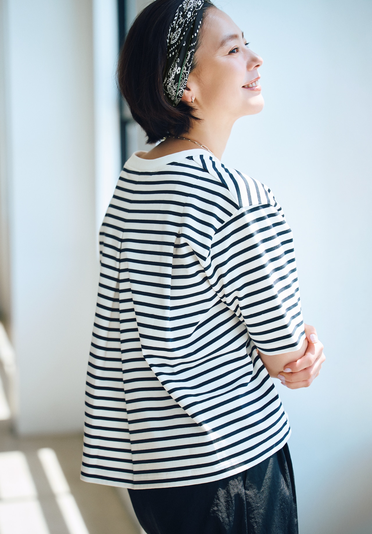 浅見れいなさんの12closet（トゥエルブクローゼット）【洗える】後ろタックフレアTのコーデ 背面ウエストショット