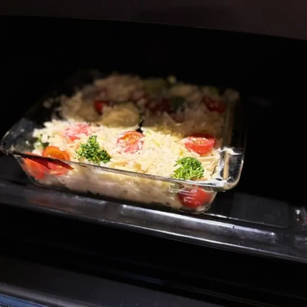 「鶏むね肉と夏野菜のカレーペンネグラタン」レシピ　オーブンに入れたところ
