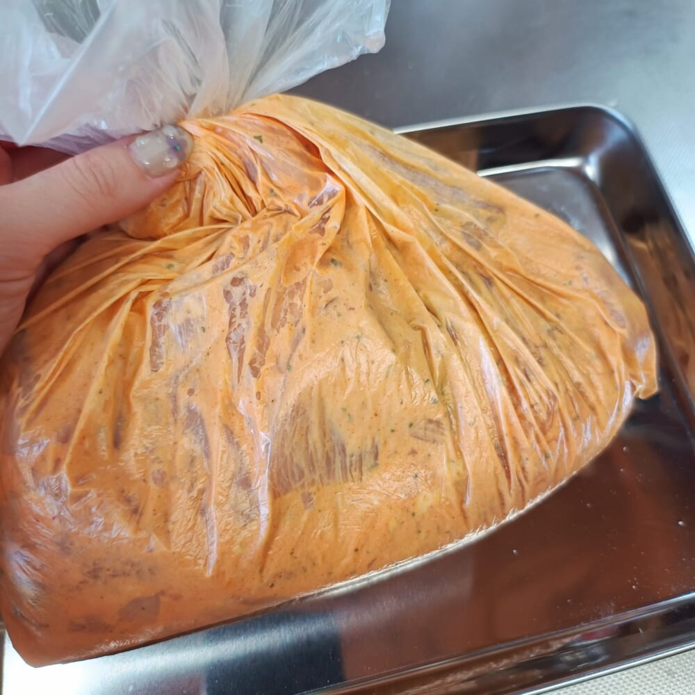 「スパイシーフライドチキン」レシピ　袋で下準備　