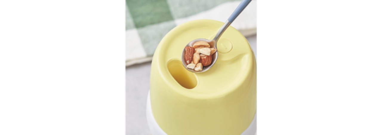 チョコレートやナッツなどを追加できる投入口付き