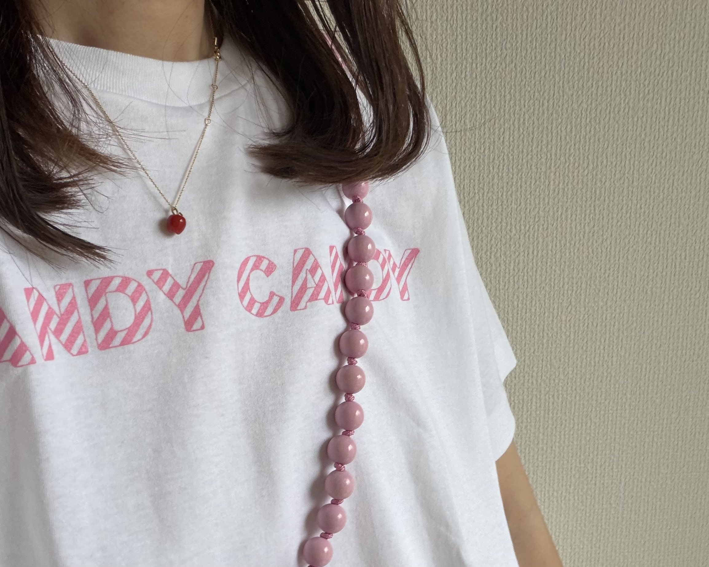 50代女性が持てるかわいい携帯ストラップ。大人気ストラップ、upbeads(アップビーズ)のピンクストラップ着画。