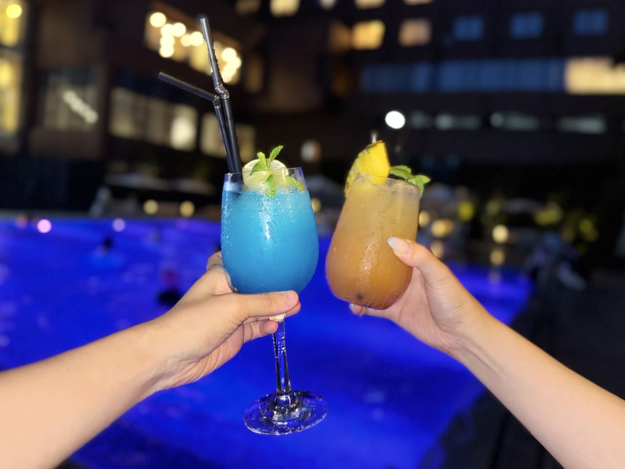 沖縄ハーバービューホテル プールサイドでの乾杯