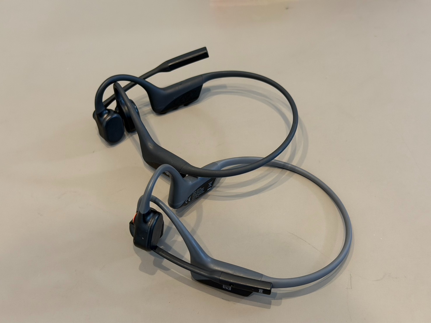 Shokz OpenComm2 2025 Upgradeの骨伝導イヤホン
