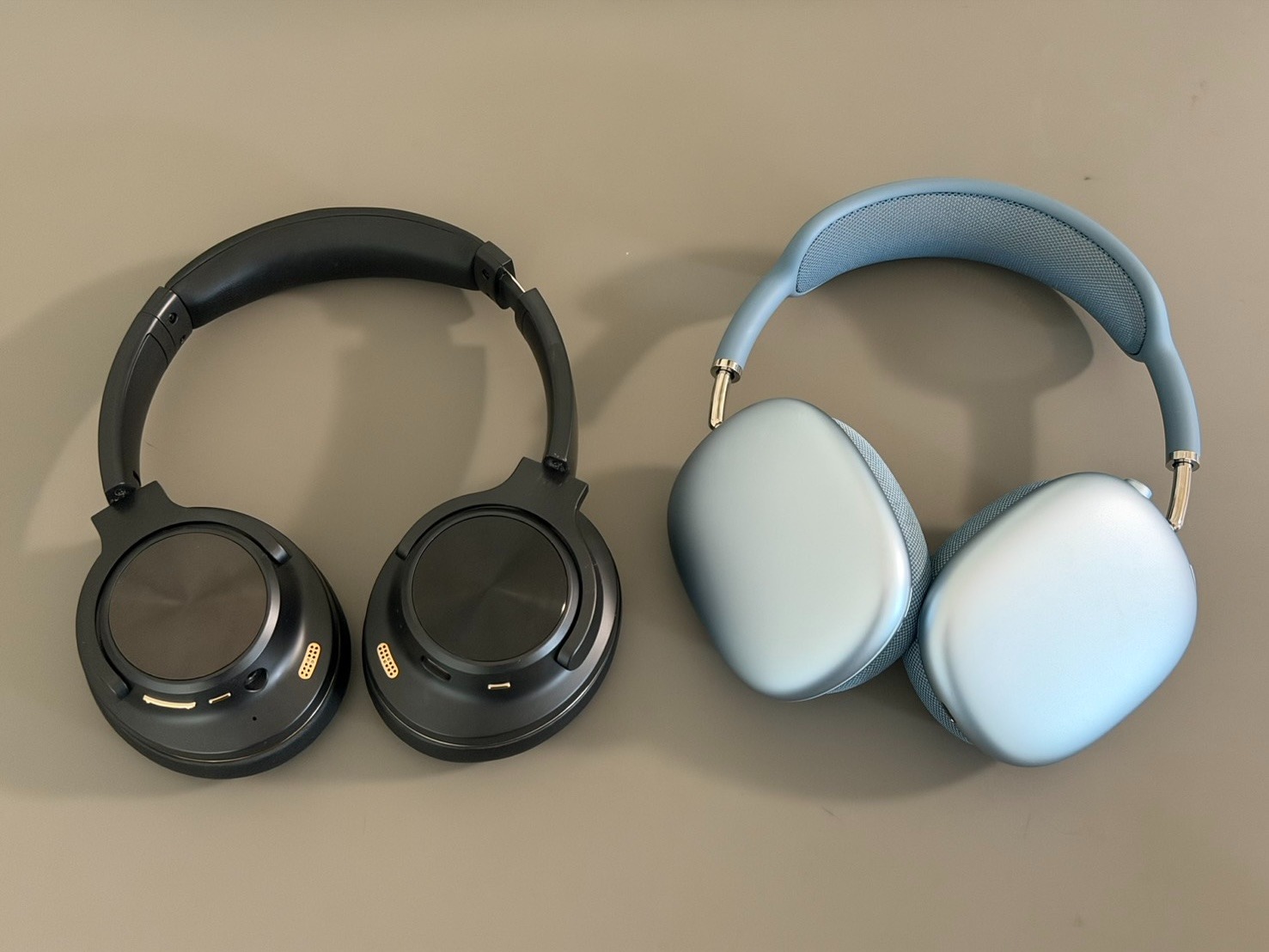 AVIOT WA-V1とApple AirPods Max 2のヘッドホン