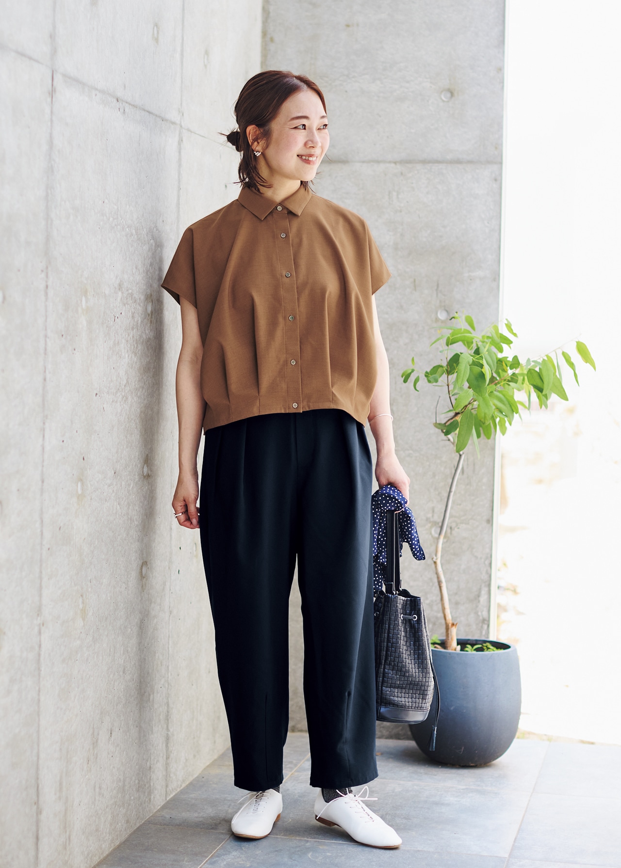 Emiさんの20th Anniv. LEE限定 OURHOME（アワーホーム）【洗える】【接触冷感】【吸水速乾】【UVカット】タックブラウスとOURHOME（アワーホーム）【洗える】【吸水速乾】さらりと快適コクーンパンツのコーデ3