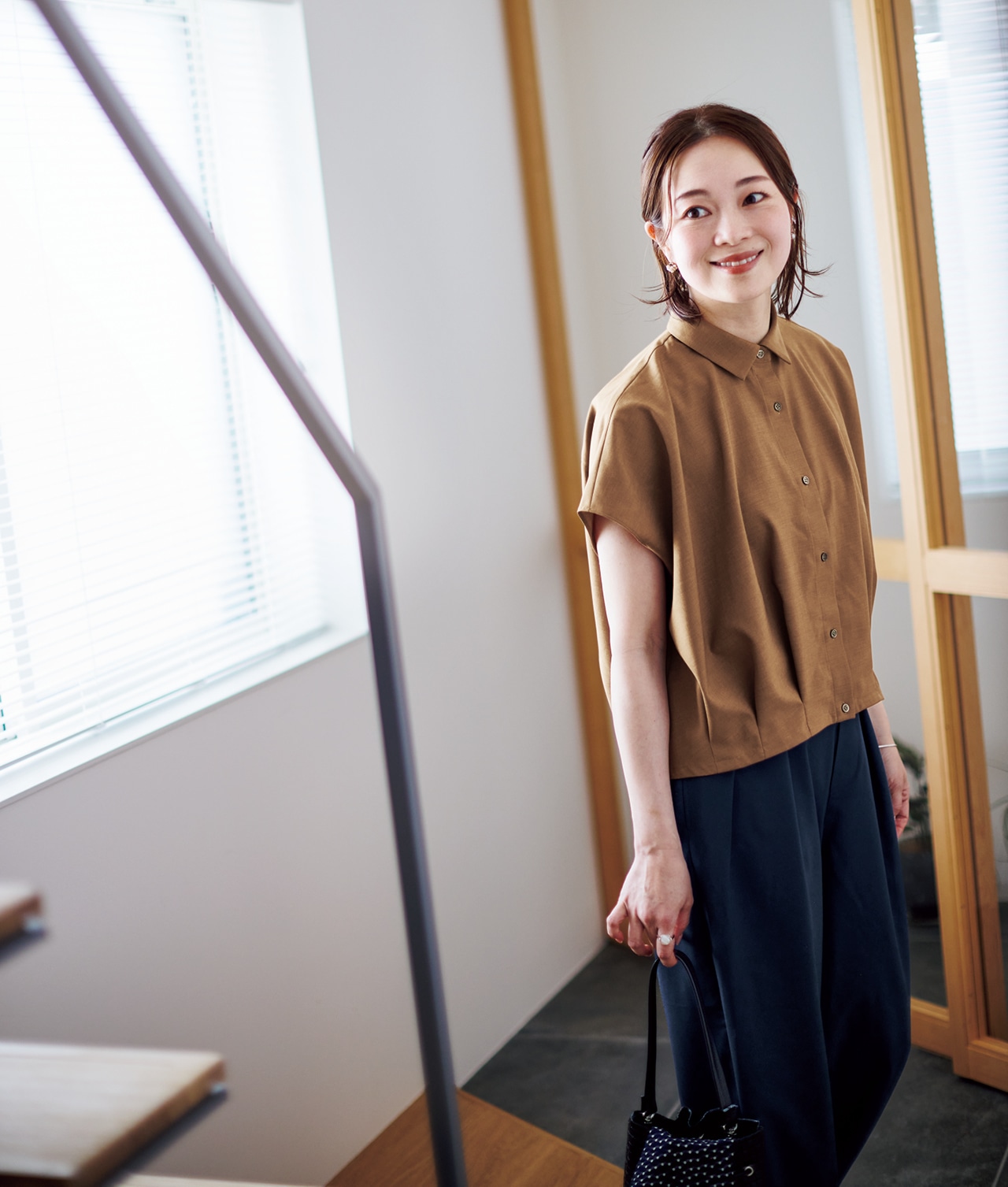 Emiさんの20th Anniv. LEE限定 OURHOME（アワーホーム）【洗える】【接触冷感】【吸水速乾】【UVカット】タックブラウスとOURHOME（アワーホーム）【洗える】【吸水速乾】さらりと快適コクーンパンツのコーデ1