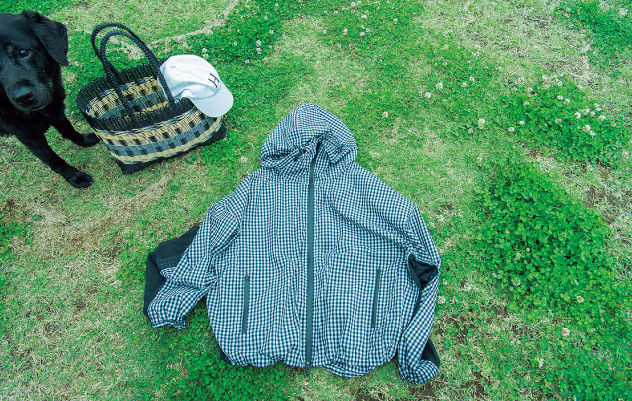 UVカット加工された薄手のパーカ