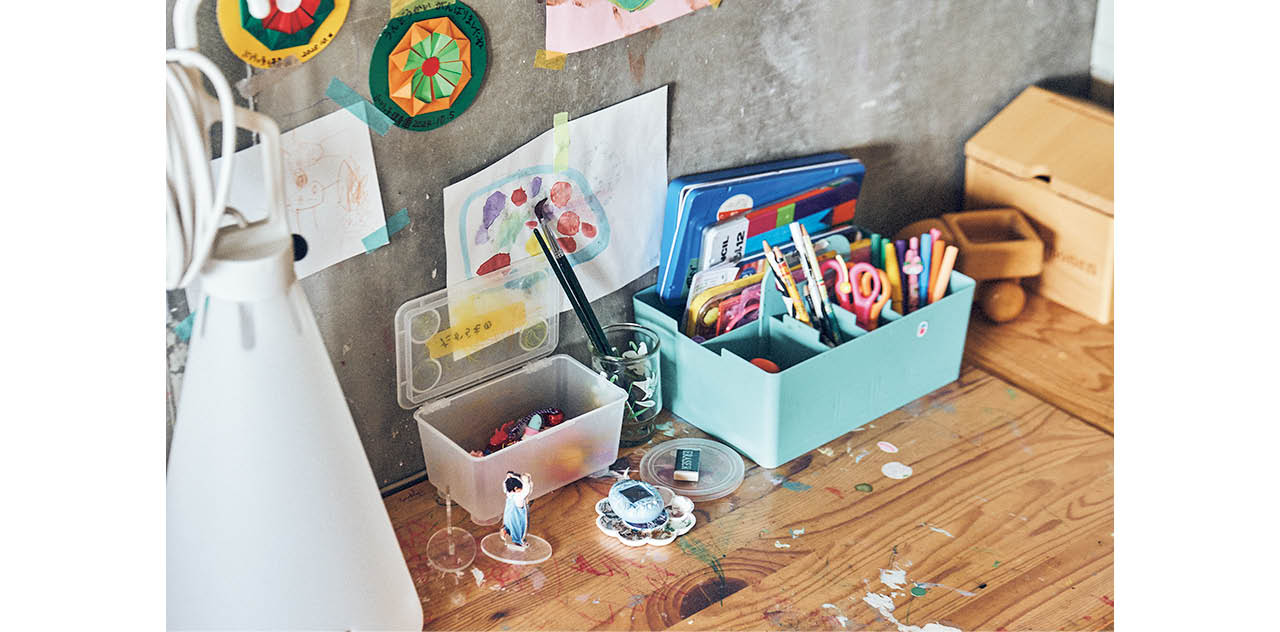 「デスクや椅子が木製なので、ペン立てはカラフルにして、子どもコーナーらしいアクセントに」(柳瀬さん)