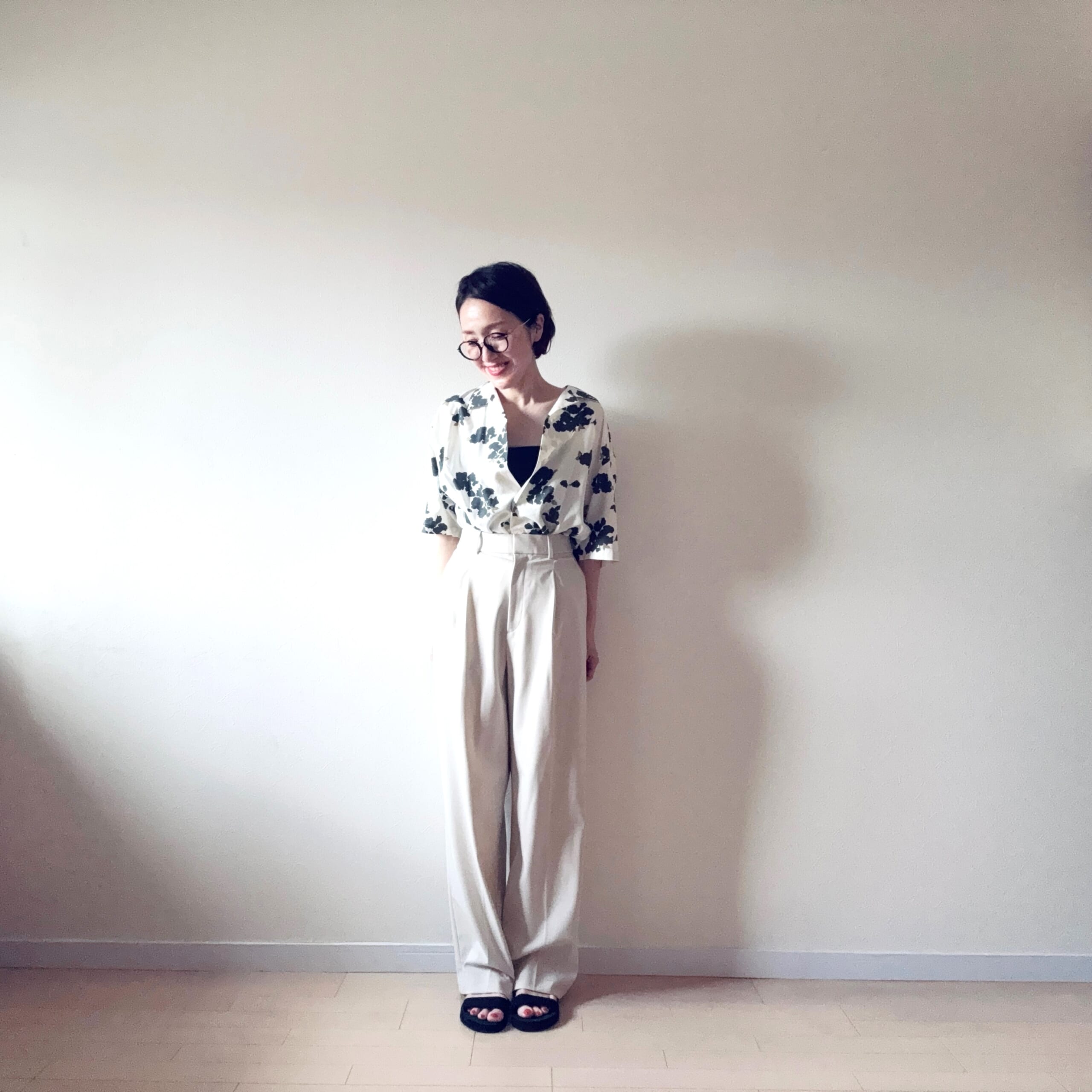UNIQLO オープンカラーシャツ OFF WHITE Sサイズ
UNIQLO タックワイドパンツ NATURAL Sサイズ
H&M　サンダル
